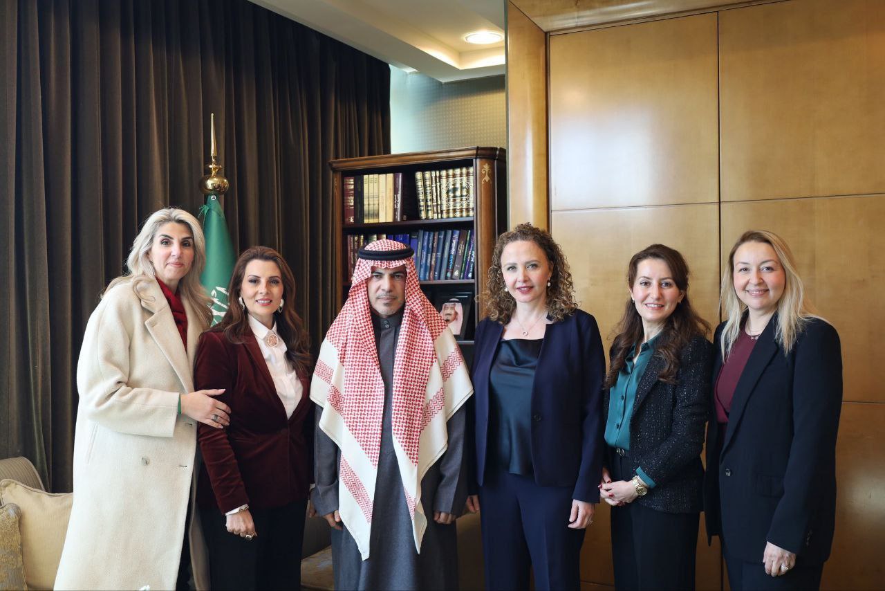 سفير المملكة العربية السعودية بدمشق الدكتور فيصل المجفل يستقبل وفداً نسائياً من التحالف الأمريكي السوري - رادار سوريا