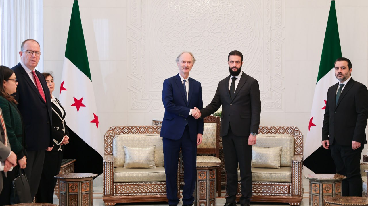 قائد الإدارة السورية الجديدة أحمد الشرع ووزير الخارجية أسعد الشيباني يلتقيان مع المبعوث الأممي لسوريا غير بيدرسون-1 - رادار سوريا