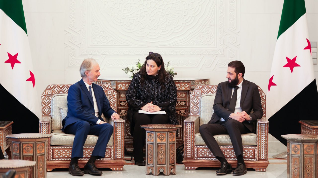 قائد الإدارة السورية الجديدة أحمد الشرع ووزير الخارجية أسعد الشيباني يلتقيان مع المبعوث الأممي لسوريا غير بيدرسون - رادار سوريا
