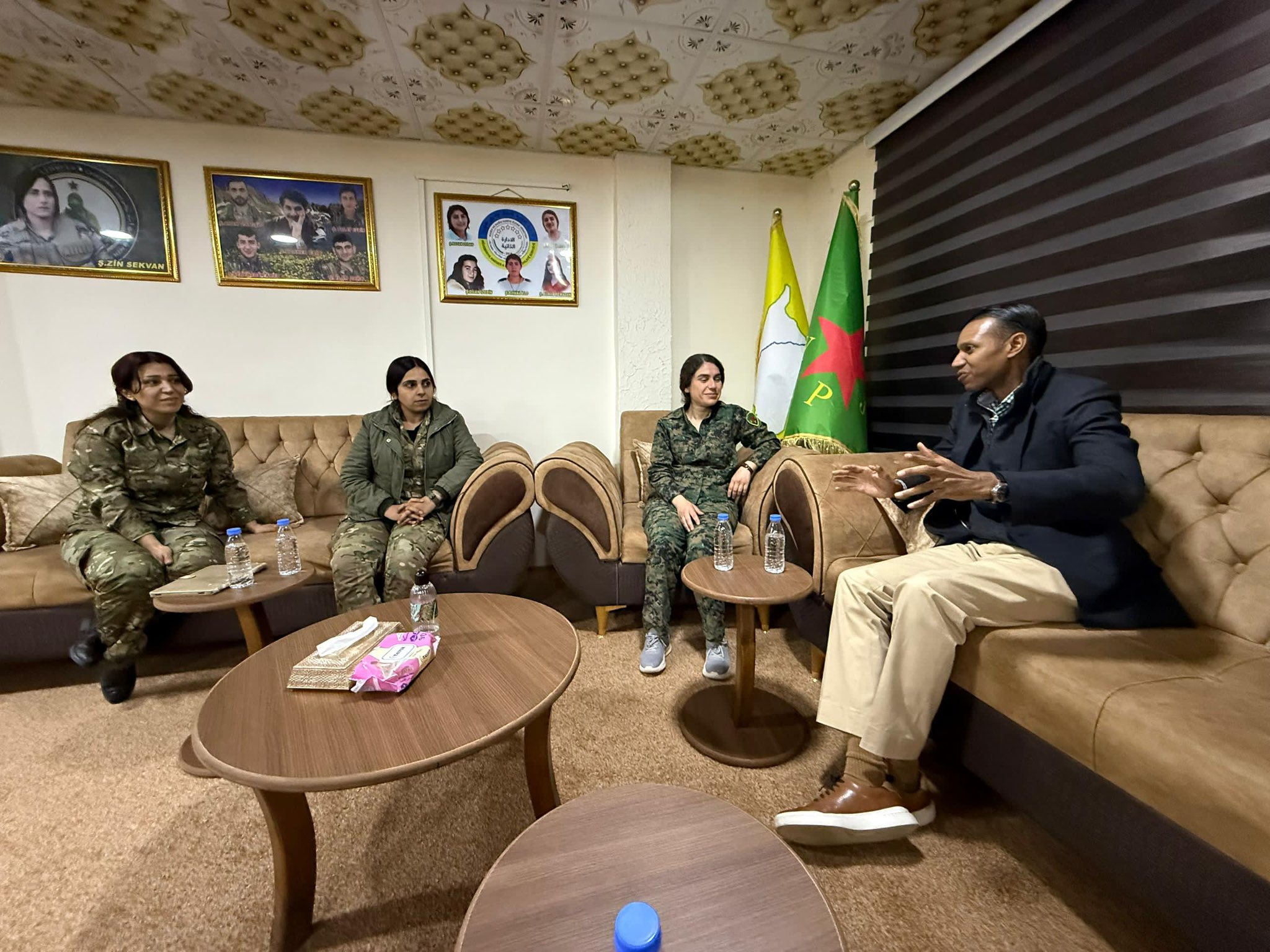 مايلز كاغينز يلتقي بقيادة وحدات حماية المرأة YPJ - رادار سوريا