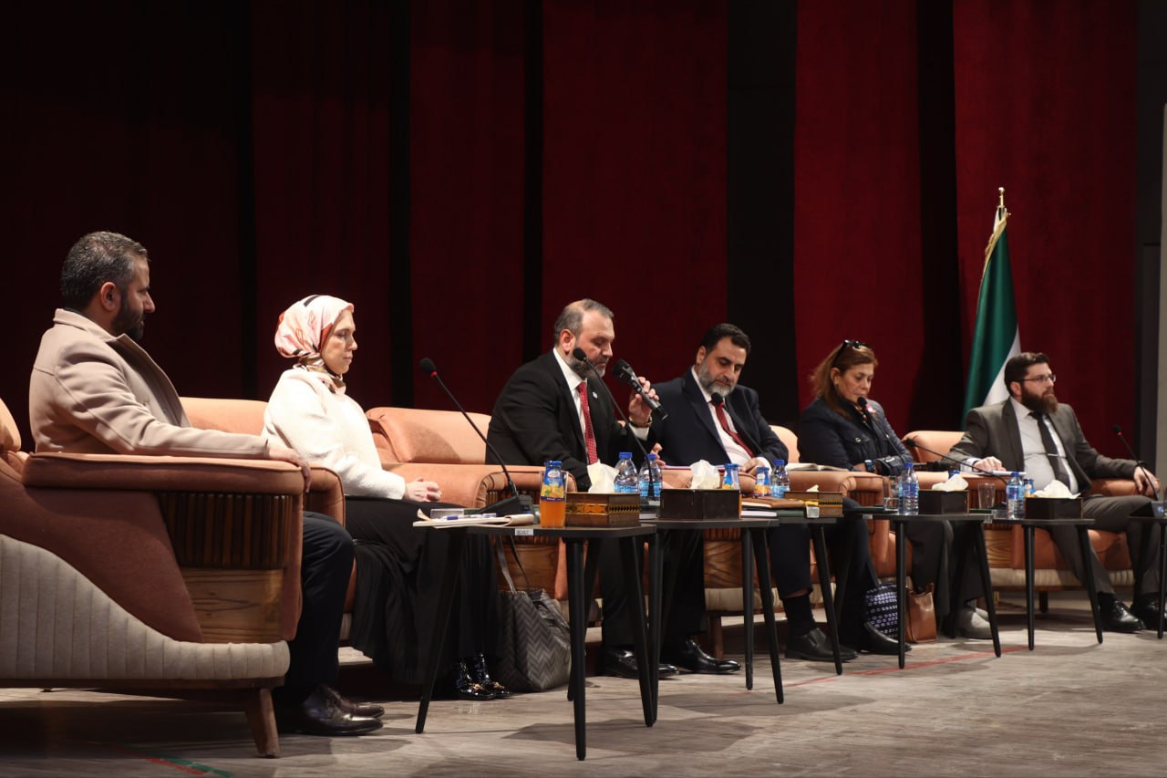 بدء الجلسة الحوارية مع اللجنة التحضيرية لمؤتمر الحوار الوطني السوري في إدلب - رادار سوريا