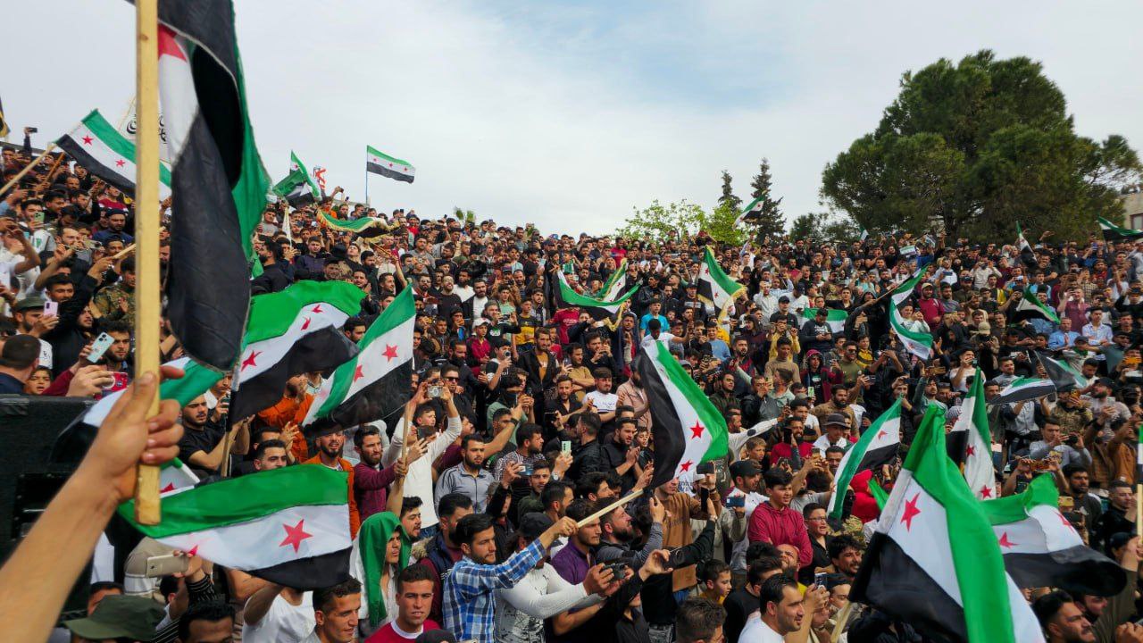 تجمع حاشد لأهالي إدلب في حديقة المشتل إحياء للذكرى العاشرة لتحرير المدينة. - رادار سوريا