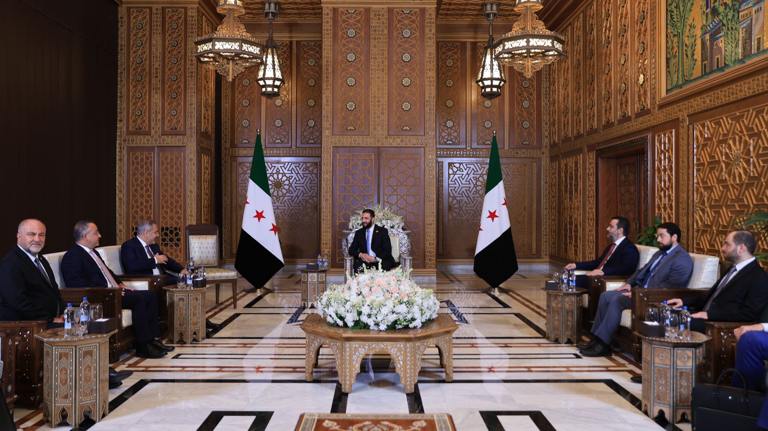 الشرع يستقبل وزير الخارجية التركي في دمشق مباحثات لتعزيز التعاون الإقليمي- رادار سوريا - رادار سوريا